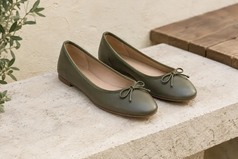Ballerines en cuir posées sur un banc de pierre clair