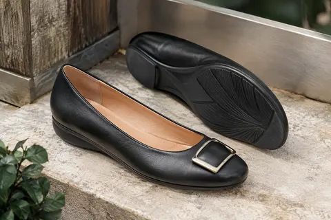 Ballerines noires en cuir à bout rond, avec boucle carrée en métal et petit talon compensé